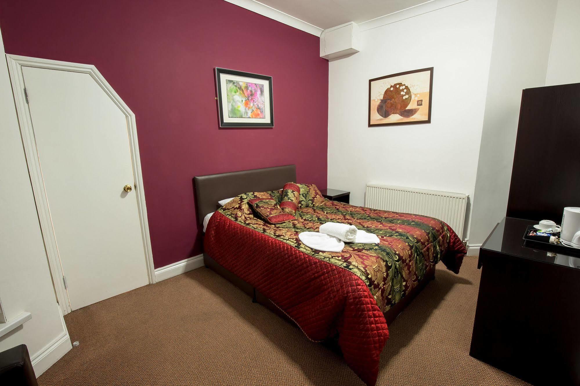 Cranford Hotel 2*